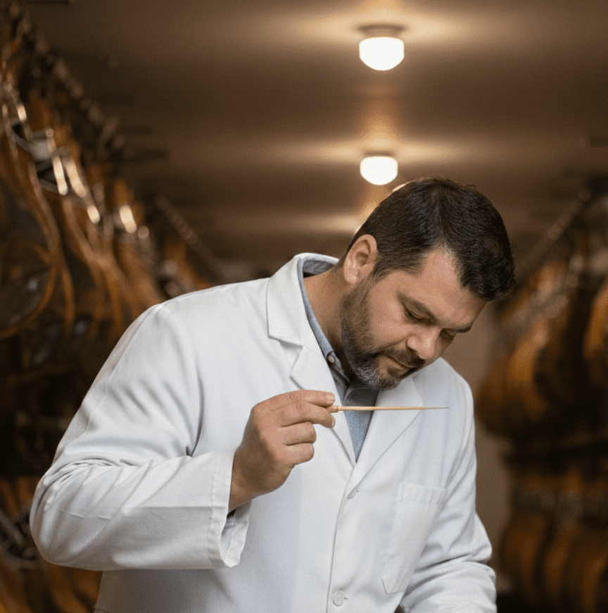 David González aplicando criterios profesionales de selección de jamón ibérico